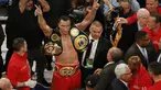 Wladimir Klitschko merayakan keberhasilannya mempertahankan gelar juara usai menang angka dari Bryant Jennings di Madison Square Garden, Minggu (26/4/2015). (AP Photo/Frank Franklin II)