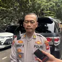 Dua Pelajar SMA Bandung Acungkan Pedang Samurai ke Polisi