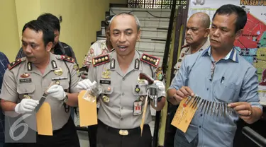 Kapolres Metro Jaktim Kombes Pol Agung Budidjono menunjukan barang bukti saat rilis di Polsek Pulogadung, Jakarta Timur (26/8). Polsek Pulogadung rilis penangkapan tersangka kejahatan curanmor di Jakarta Timur. (Liputan6.com/Yoppy Renato)