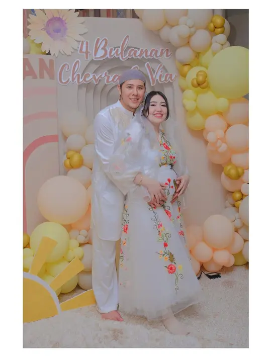 Dengan wajah glowing, Via Vallen pulas blush bernuansa peach untuk kesan yang lebih cerah [@viavallen]