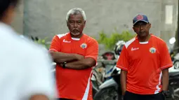 Pelatih Persija Jakarta, Rahmad Darmawan (kanan) memperhatikan timnya berlatih halaman Hotel Ibis Padang, Sabtu (17/1/2015). Persija akan berhadapan dengan Sriwijaya FC di laga perdana SCM Cup 2015 Grup A. (Liputan6.com/Johan Tallo)