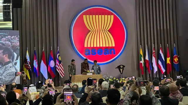Sekretaris Jenderal ASEAN Kao Kim Hourn, Presiden Joko Widodo (Jokowi), Menteri Luar Negeri (Menlu) RI Retno Marsudi dalam perayaan 56th ASEAN Day di Jakarta, Selasa (8/8/2023). (Liputan6/Benedikta Miranti)