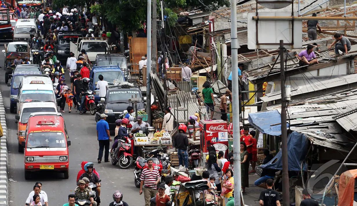 138 bangunan liar di dekat Stasiun Pasar Minggu Stasiun Pasar Minggu saat dibongkar, Jakarta, Selasa (30/12/2014). (Liputan6.com/Faizal Fanani)