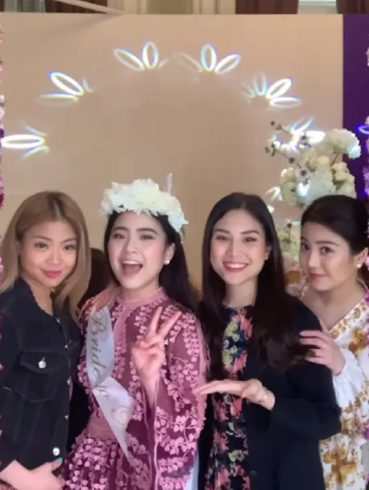 Beralih pada dekorasi, bunga-bunga mawar berwarna ungu dan putih nan cantik menghiasi meja makan juga sudut-sudut ruangan. Tidak hanya itu, meja makan dan panggung mini tempat berfoto juga disetting berwarna ungu yang memberi kesan meriah, namun tetap mewah dan anggun. Foto: Instagram.