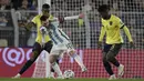 Pemain Timnas Argentina, Lionel Messi (tengah), berusaha mengontrol bola dibayangi dua pemain Ekuador dalam pertandingan Kualifikasi Piala Dunia 2026 zona CONMEBOL yang berlangsung di Mas Monumental stadium, Buenos Aires, Jumat (8/9/2023) pagi WIB. 104 gol Lionel Messi untuk Argentina dicetak pada laga kompetitif, termasuk laga FIFA Matchday dan turnamen di bawah naungan FIFA. (AFP/Juan Mabromata)