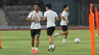 Pemain Timnas Indonesia U-23 Pratama Arhan sedang mengikuti sesi latihan perdana di Stadion Sriwedari Solo, Senin (4/9).(Liputan6.com/Fajar Abrori)&nbsp;