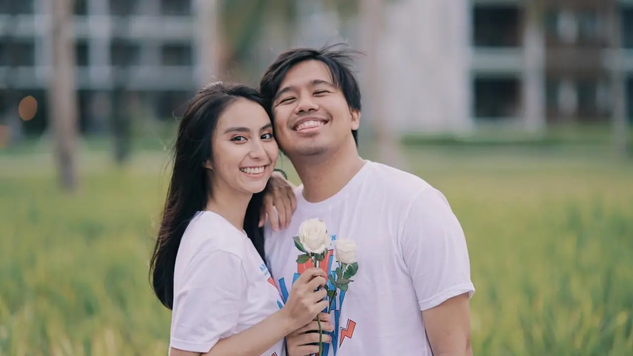 FOTO: Momen Manis Kebersamaan Joshua Suherman dan Clairine Clay