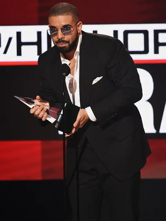 Melansir Hollywood Life, seorang sumber mengatakan Kris akan memberikan restu jika anak perempuannya berkencan dengan Drake. Menurut Kris, Drake bisa membawa kebahagiaan untuk anaknya. (AFP/Bintang.com)