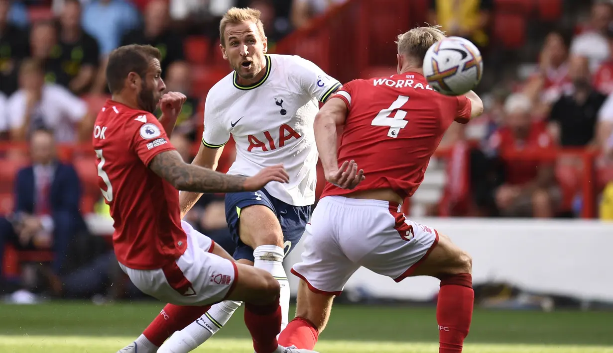 Harry Kane. Striker Inggris berusia 29 yang merupakan produk asli Akademi Tottenham Hotspur ini telah membela The Lilywhites sejak tengah musimm 2010/2011 usai dipromosikan dari tim Tottenham Hotspur U-18 ini kini mempunyai nilai pasar tertinggi dalam skuad asuhan Antonio Conte yaitu mencapai 90 juta euro atau setara Rp1,34 triliun. Pada musim 2022/2023 ini ia telah mencetak 7 gol dan 1 assist di Liga Inggris. Sementara di ajang Liga Champions ia masih nirgol dari 3 laga. (AFP/Oli Scarff)