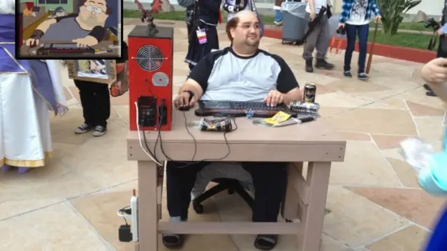 Cosplay Anti Mainstream yang Nyeleneh dan Bikin Geleng Kepala