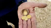 Tim arkeolog Israel menemukan tujuh koin emas berusia 1.200 tahun. (Xinhua/Otoritas Kepurbakalaan Israel)