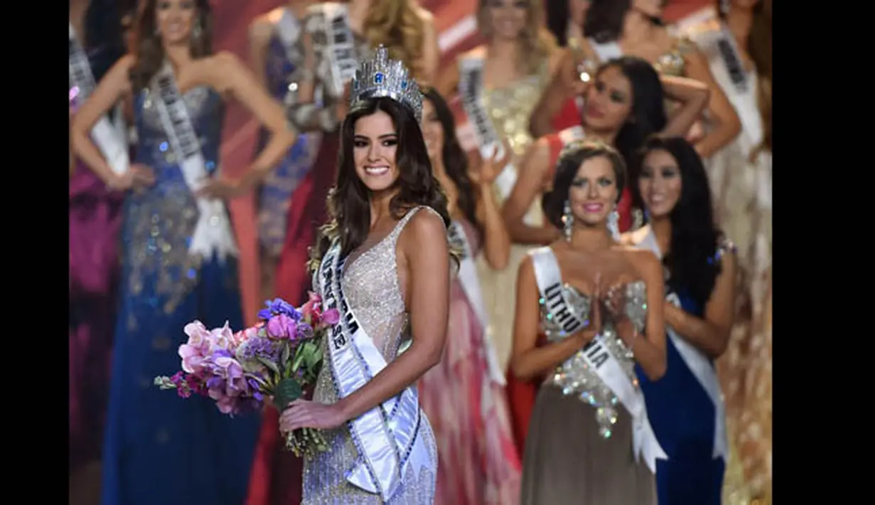 Paulina Vega berpose usai dinobatkan sebagai Miss Universe 2014 dalam kontes wanita tercantik sejagad di FIU Arena, Doral, Miami, Minggu (25/1/2015). (AFP PHOTO/Timothy A. CLARY)