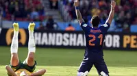 Selebrasi pemain depan Belanda, Memphis Depay (kanan) usai mencetak gol ke gawang Australia dan memastikan satu tempat De Oranje di babak 16 besar. (18/6/2014). (AFP PHOTO/Juan Barreto)