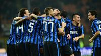 Para pemain Inter Milan merayakan gol ke gawang Bologna pada laga Serie A di Giuseppe Meazza, Milan, Minggu (13/3/2016) dini hari WIB. (AFP/Giuseppe Cacace)
