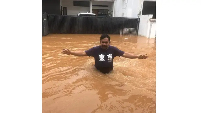 Potret 5 Seleb Berani Terjang Banjir, Ada yang Demi Berangkat Kerja