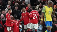 Striker Manchester United, Anthony Martial (dua dari kiri) berselebrasi setelah mencetak gol ke gawang Reading pada leg kedua semifinal Carabao Cup 2022/2023 di Stadion Old Trafford, Manchester, Kamis (2/2/2023) dini hari WIB. (AFP/Paul Ellis)
