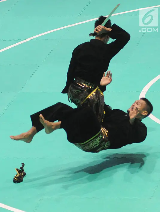 Pesilat Indonesia Yolla Primadona Jumpil dan Hendy menampilkan jurus dalam nomor seni ganda putra Asian Games 2018 di Padepokan Pencak Silat, TMII, Senin (27/8). Tim silat Indonesia meraih medali emas dengan skor 580. (Merdeka.com/Arie Basuki)
