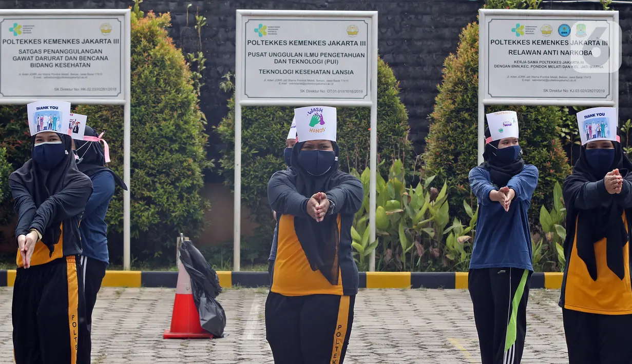Mahasiswi Politeknik Kesehatan Jakarta III bertepuk tangan selama 56 detik pada Hari Kesehatan Nasional ke-56 di Jatiwarna, Bekasi, Jawa Barat, Kamis (12/11/2020). Kegiatan tersebut merupakan bentuk apresiasi terhadap tenaga medis yang berjuang selama pandemi COVID-19. (Liputan6.com/Herman Zakharia)