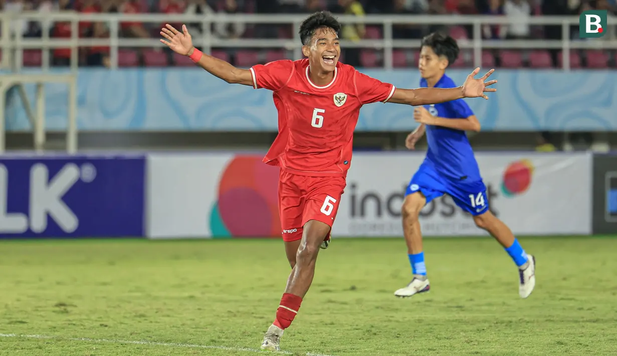 <p>Selebrasi gelandang Timnas Indonesia U-16, Evandra Florasta setelah mencetak gol kedua timnya ke gawang Singapura melalui eksekusi penalti pada laga matchday pertama Grup A Piala AFF U-16 2024 di Stadion Manahan, Solo, Jumat (21/6/2024). (Bola.com/Radifa Arsa)</p>