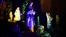 Para pemain menampilkan pertunjukan tentang kisah kelahiran bayi Yesus di Gua Postojna, Slovenia, 20 Desember 2018. Setiap perayaan Natal, Postojna Cave selalu menyajikan pertunjukkan cerita-cerita luhur Umat Kristiani di dalam gua. (Jure Makovec/AFP)