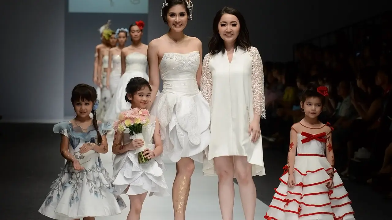 Dominique Nadine Berani Dobrak Pakem Busana Pengantin