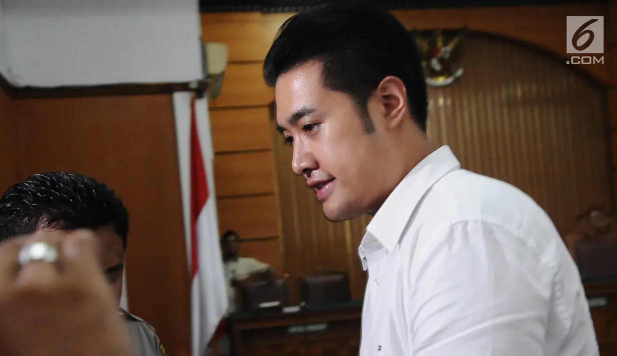 Terdakwa kasus penggguna kokain Richard Muljadi usai menjalani sidang putusan di Pengadilan Negeri Jakarta Selatan, Kamis (28/2). Richard divonis 1 tahun 6 bulan dengan dipotong masa tahanan untuk rehablitasi. (Liputan6.com/Herman Zakharia)