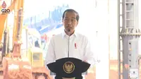 Presiden Jokowi dalam Seremoni Implementasi Tahap Kedua Industri Baterai Listrik Terintegrasi di KIT Batang, Rabu (8/6/2022).