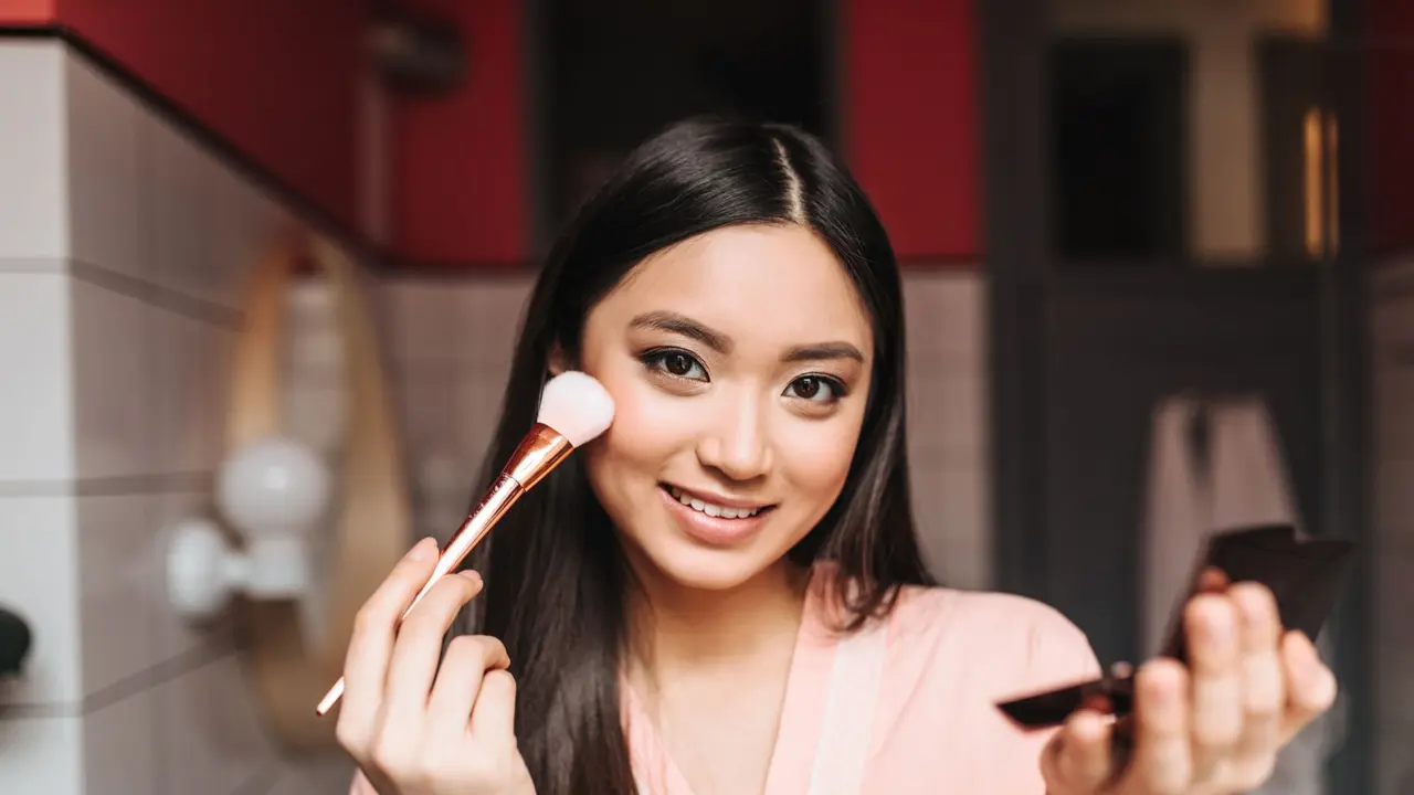 Cara Tepat Gunakan Bedak Tabur (photo by freepik)