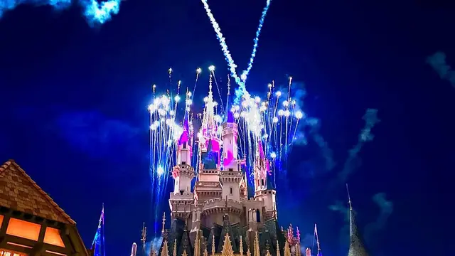 Potret Inara Rusli Ajak Anak Liburan di Disneyland Tokyo. (instagram/mommy_starla)