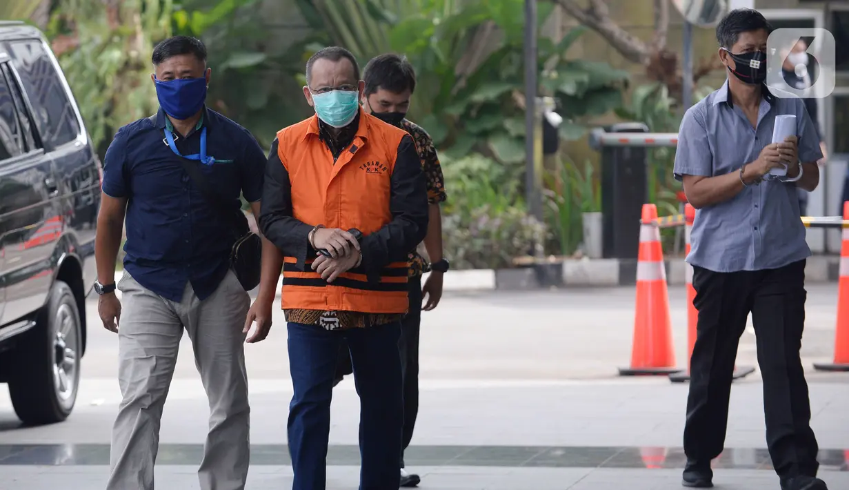 Mantan Sekretaris MA, Nurhadi (rompi oranye) berjalan akan menjalani pemeriksaan perdana pasca penahanan oleh penyidik di Gedung KPK, Jakarta, Rabu (10/06/2020). (merdeka.com/Dwi Narwoko)