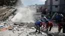 Sejumlah orang memindahkan puing-puing bangunan untuk mencari korban akibat gempa 7,1 SR di Mexico City, Meksiko, Selasa (19/9). Gempa terjadi tepat 32 tahun sejak gempa dahsyat menewaskan ribuan orang di Mexico City pada 1985. (Alfredo ESTRELLA/AFP)
