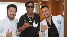 Sebelum keluar dari Terminal 3 Bandara Soetta, pemilik Rans Nusantara FC yakni Raffi Ahmad bersama Rudy Salim tiba lebih dulu untuk menyambut kedatangan Ronaldinho. (FOTO: instagram.com/raffinagita1717/)