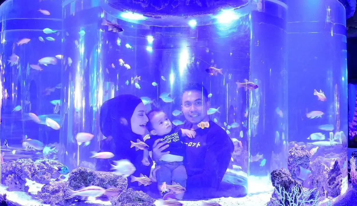 Foto ini kebanjiran doa warganet yang berharap Nathalie Holscher dan Fariz Utama segera melenggang ke pelaminan. “Gemes banget semoga dimudahkan urusannya dan dipercepat jadi papa seutuhnya amin,” tulis @dewi**** di kolom komentar. “Kawal sampai pelaminan nih,” @silvi**** menyahut. “Gemez semoga cepat halal kak,” akun @siti**** turut mendoakan. (Foto: Dok. Instagram @farizutama30)