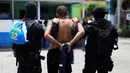 Petugas membawa pemimpin geng Gustavo de Jesus Vasquez Nerio alias "El Tigre" setelah penangkapannya di Colon, El Salvador 30 Mei 2016. (REUTERS/Jose Cabezas)