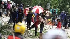 Puluhan warga Manggarai terlibat tawuran di kawasan Manggarai, Jakarta, Minggu (30/11/2014). (Liputan6.com/Faizal Fanani)