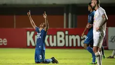 Selebrasi pemain Persib Bandung, Frets Butuan usai mencetak gol kedua timnya ke gawang PS Sleman dalam laga leg pertama semifinal Piala Menpora 2021 di Stadion Maguwoharjo, Sleman, Jumat (16/4/2021). Persib menang 2-1 atas PS Sleman. (Bola.com/Ikhwan Yanuar)