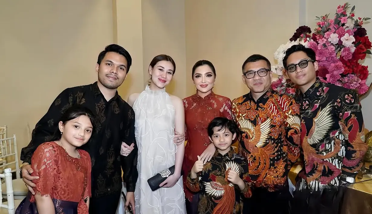 Di tengah outfit serba merah keluarga Ashanty dan Aurel, ada Aaliyah Massaid tampil beda. Aaliyah Massaid tampil sebagai bumil cantik dengan halterneck dress warna nude [@ashanty_ash]