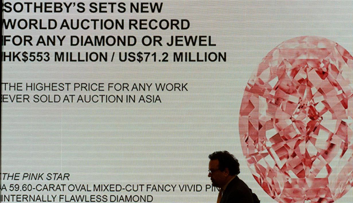 Sebuah layar yang memperlihatkan hasil pelelangan Berlian Pink Star di Hong Kong, Selasa (4/4). Berlian yang ukuran 1,69 x 2,06 cm dengan berat 11,92 gram tersebut memecahkan rekor dunia dengan terjual $ 71,2 juta (Rp.949 M). (AFP Photo/ ANTHONY WALLACE)