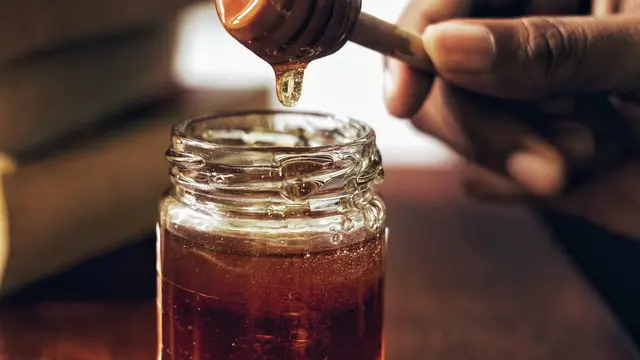 ilustrasi manfaat madu murni untuk kesehatan dan kecantikan/ Arwin Neil Baichoo/unsplash