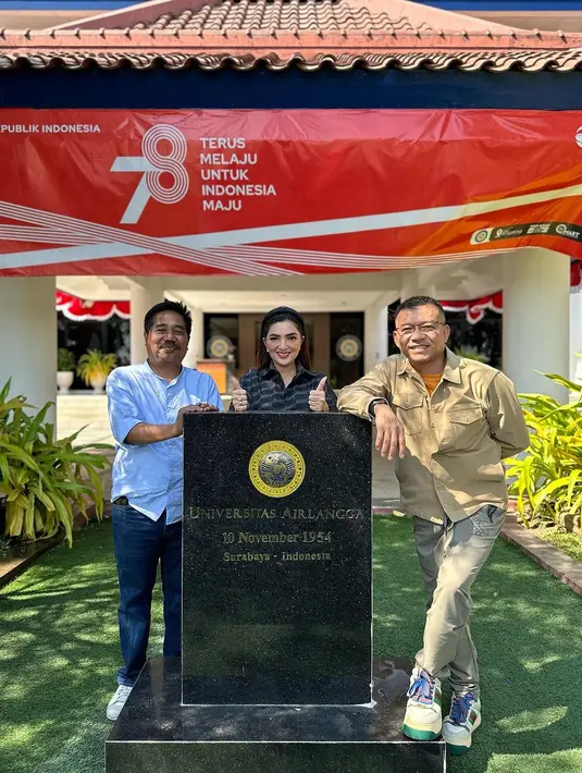 Unggahan tersebut mendapatkan banyak pujian hingga doa dari sahabat hingga warganet. Ditengah kesibukannya, Ashanty masih mengutamakan pendidikan. Mantan istri Anang Hermansyah, Krisdayanti juga mendoakan Ashanty. [Instagram/ashanty_ash]