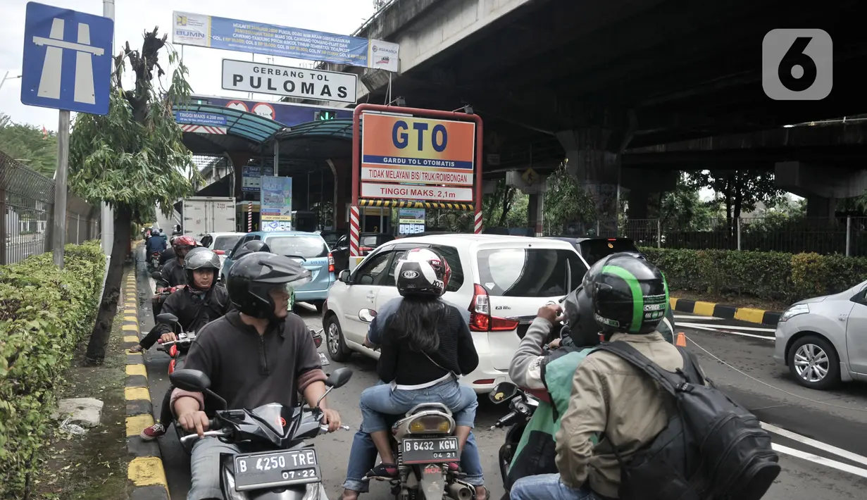 Pengendara motor melintasi Gerbang Tol Pulomas saat dialihkan akibat banjir di kawasan Cempaka Putih, Jakarta, Minggu (23/2/2020). Banjir yang melanda kawasan tersebut melumpuhkan akses di Jalan Ahmad Yani sehingga Gerbang Tol Pulomas dibuka untuk pengendara motor. (merdeka.com/Iqbal S. Nugroho)