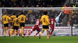 Gol indah Harvey Elliott tercipta pada menit ke-13. Pemain berkebangsaan Inggris tersebut berhasil menjebol gawang Wolves yang dijaga oleh Jose Sa melalui tendangannya dari luar kotak penalti. (AFP/Oli Scarff)