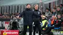 Pelatih Como, Cesc Fabregas, memprotes wasit saat melawan AC Milan pada laga Liga Italia di Stadion San Siro, Minggu (16/3/2025). (AP Photo/Antonio Calanni)