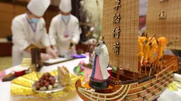 Para chef menyiapkan hidangan dalam sebuah kompetisi memasak di Wilayah Yinan di Kota Linyi, Provinsi Shandong, China timur (12/12/2020). (Xinhua/Wang Yanbing)