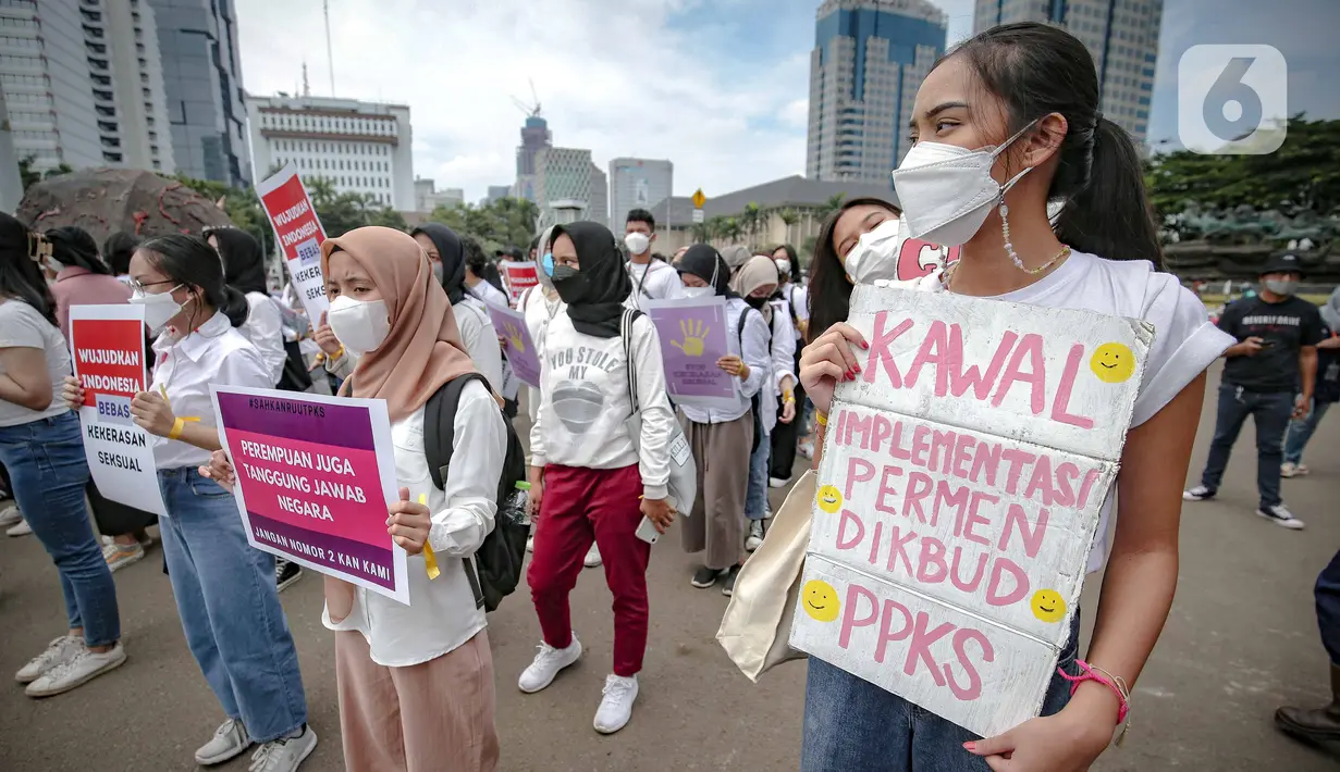Sejumlah massa aksi yang tergabung dalam berbagai elemen masyarakat menggelar aksi di Patung Kuda, Jakarta, Selasa (8/3/2022). Aksi ini untuk memperingati Hari Perempuan Internasional serta menuntut pengesahan RUU TPKS yang partisipatif dalam pembahasan dan pro korban. (Liputan6.com/Faizal Fanani)