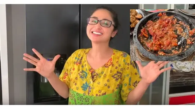 Saat memasak untuk suami dan anaknya, Depe tetap terlihat cantik dengan daster bermotif bunga.