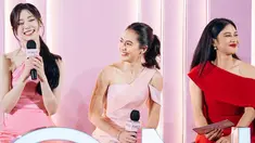 Pada acara brand kosmetik tersebut, Pevita Pearce tak hanya sepanggung dengan Tzuyu TWICE. Bintang film 'Sri Asih' itu juga bersanding bersama Dian Sastrowardoyo. Visual ketiganya pun tak perlu diragukan lagi, mereka begitu menawan dan mencuri hati para penggemar. (Liputan6.com/IG/@pevpearce)