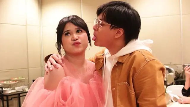 Kembali Duet, Ini 7 Potret Akrabnya Brisia Jodie dan Arsy Widianto