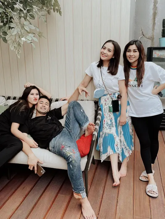Sebagai kakak, Raffi Ahmad pun mendukung apapun keputusan Nissa Ahmad dan Syahnaz Sadiqah untuk pindah rumah. Ia tetap mendoakan yang terbaik untuk kedua adiknya. (Instagram/nissyaa)