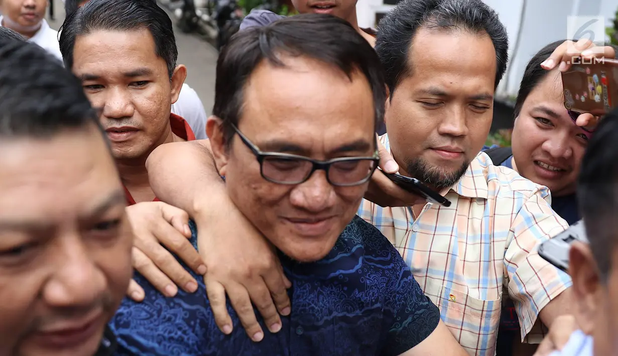 Politikus Partai Demokrat Andi Arief tiba di Gedung BNN, Cawang, Jakarta Timur, Rabu (6/3). Karena dikategorikan sebagai pengguna, Andi Arief direkomendasikan untuk rehabilitasi setelah melalui asesmen. (Liputan6.com/Immanuel Antonius)